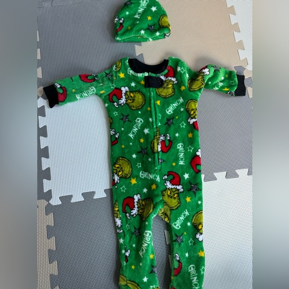 Like New 2 piece The Grinch Pajama Set - 9 Months - Picture 1 of 2